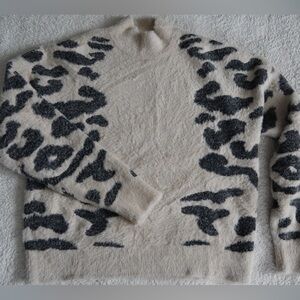 Evolution by Cyrus Fuzzy Cozy Cream Sweater leopard print size L